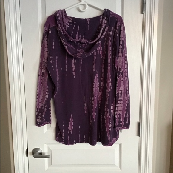 Plus Size Balance Collection Tie-dyed hooded top - Picture 2 of 3